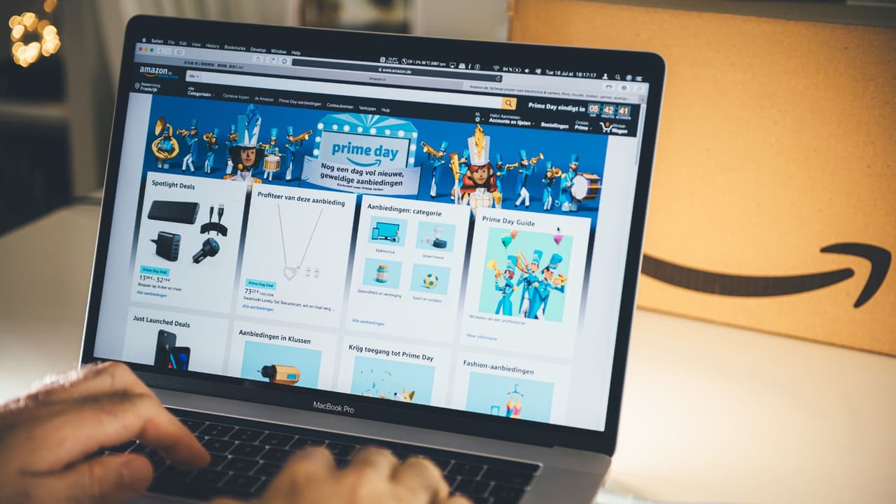 <h3 class="cms-H3-H3">Quién puede recibir hasta 51 dólares</h3> Los pagos se están enviando 
<b>a consumidores que se registraron en Amazon Prime entre junio de 2019 y junio de 2025</b>. 
<br>Para ser elegibles, deben haber 
<b>usado flujos de inscripción de Amazon que la FTC cuestionó</b> y haber utilizado pocos beneficios del servicio en los meses posteriores al registro. 
<br>
<b>La cantidad máxima es de 51 dólares</b>, dependiendo del historial de cobros y de si ya recibieron algún reembolso previo.