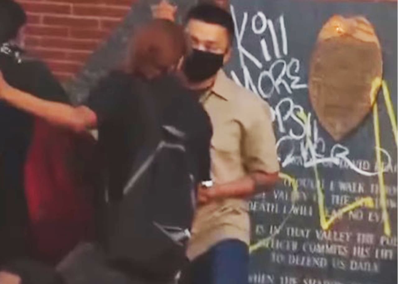 <b>De acuerdo a la evidencia, este sería el sospechoso de vandalizar el Monumento a la Policía.</b> Cualquier persona con información relacionada con el asalto de vehículos o este vandalismo debe comunicarse con el Departamento de Policía de Bakersfield al 
<b>(661) 327-7111.</b>