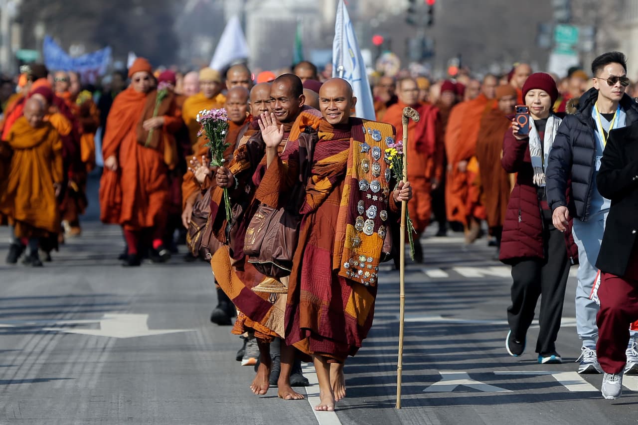 Monjes budistas caminan cerca del Monumento a la Paz en el Capitolio, durante la Caminata por la Paz, el miércoles 11 de febrero de 2026, en Washington.