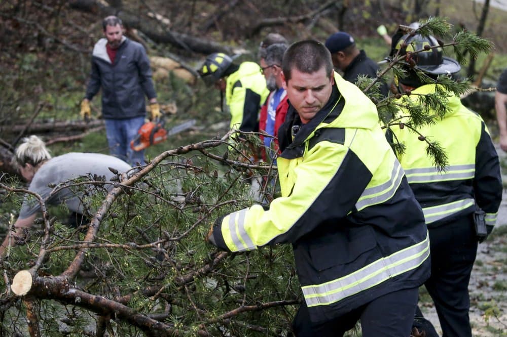 Este equipo de bomberos trabaja con residentes para retirar los árboles caídos que bloquean las carreteras. Mientras Alabama soportaba el peor clima el jueves, los meteorólogos advirtieron sobre peligrosas tormentas eléctricas, inundaciones repentinas y posibles tornados desde el este de Mississippi hasta el oeste de Georgia
<b> </b>y hacia el norte hasta Tennessee y Kentucky.