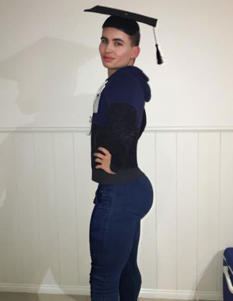 Él también quiso posar como todo un graduado.