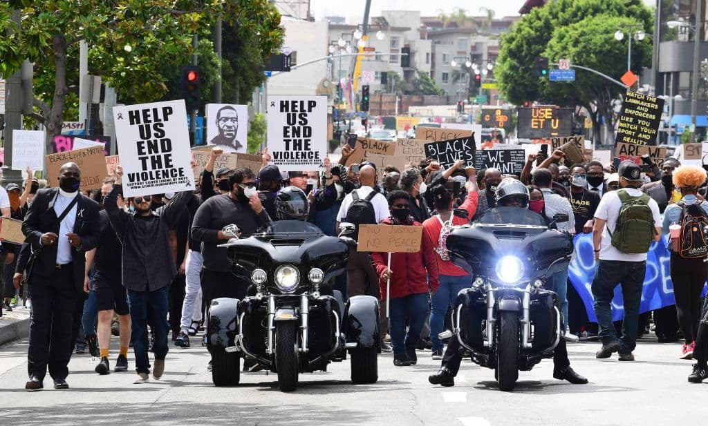 Manifestantes marchan en la ciudad de Los Ángeles.