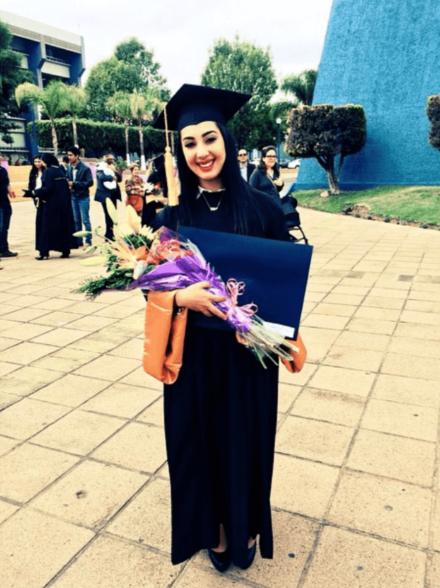 Siguiendo sus pasos,
<b> Mafer</b> cursó la carrera de comunicaciones y se graduó como comunicóloga en el 2015.