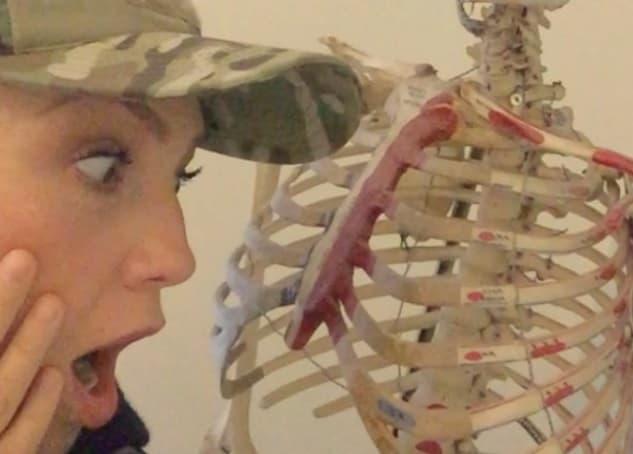 ¡Qué risa! ¿Ya viste la cara de Thalía al encontrar sus costillas?