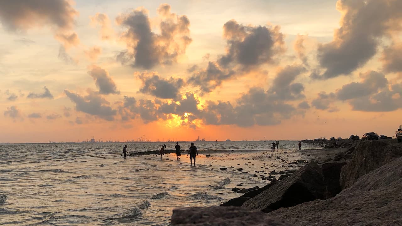 Muchos de los visitantes esperan al final del día para ver los mágicos colores que ofrece el atardecer de la costa texana.