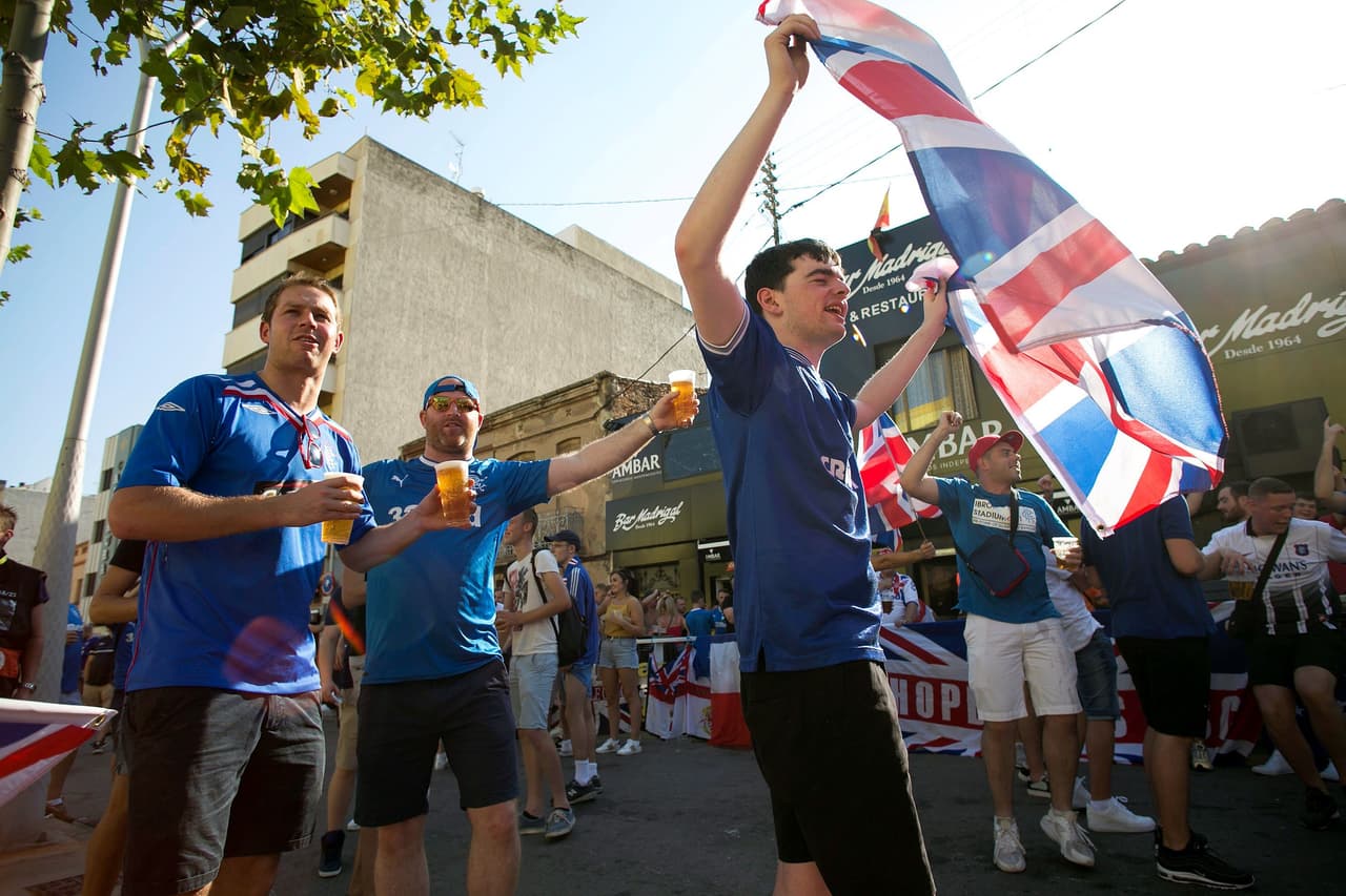 La fiesta, sin duda, era de los visitantes que aprovechaban el calor español para pasar un buen rato.