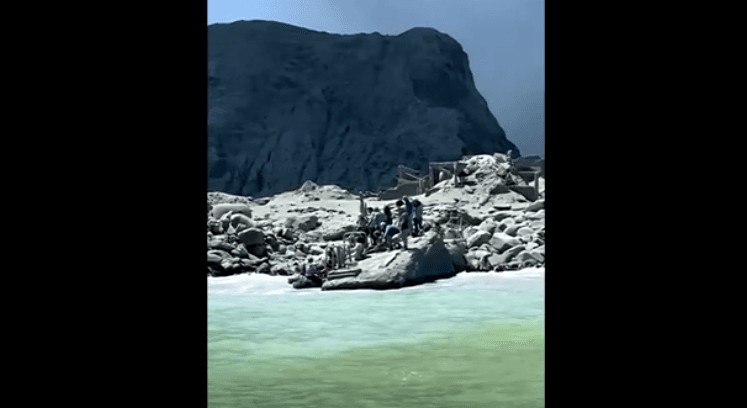 Imagen de un video obtenido por la agencia Reuters en la que se ve a los turistas en el momento de ser evacuados de la isla White.