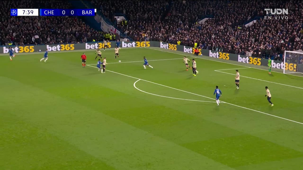 ¡TIRO ATAJADO! disparo por Reece James.