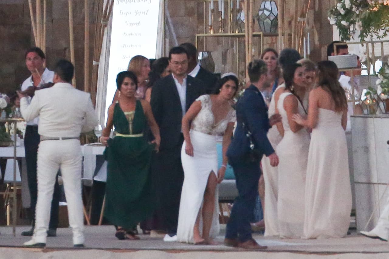 La novia lució un hermoso vestido entallado al cuerpo.