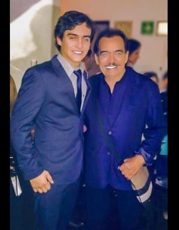 Contó que fue decisión suya y que su familia lo ha apoyado en todo el proceso. Julián fue en persona a contarle a Joan Sebastian sobre su decisión y el cantante estuvo de acuerdo con eso.