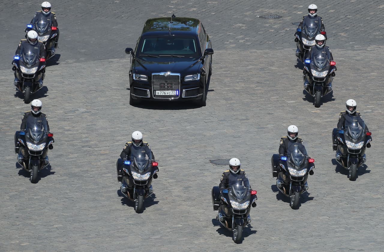 El Aurus Senate y su compañera de cuadra, la van de lujo 
<b>Aurus Arsenal </b>(que aún nadie ha visto), fueron desarrollados por 
<b>NAMI</b>, o Instituto Científico Central de Investigación y Desarrollo de Automóviles y Motores, una institución burocrática pre-revolucionaria fundada en 1918 con el propósito, nunca logrado, de desarrollar una pujante industria automotriz rusa. El desarrollo de la línea Aurus obtuvo luz verde del gobierno Ruso en 2012 y tiene como objetivo final 
<b>competir en el mercado internacional</b> como las marcas de super lujo como Bentley, Mercedes-Benz y Rolls-Royce.