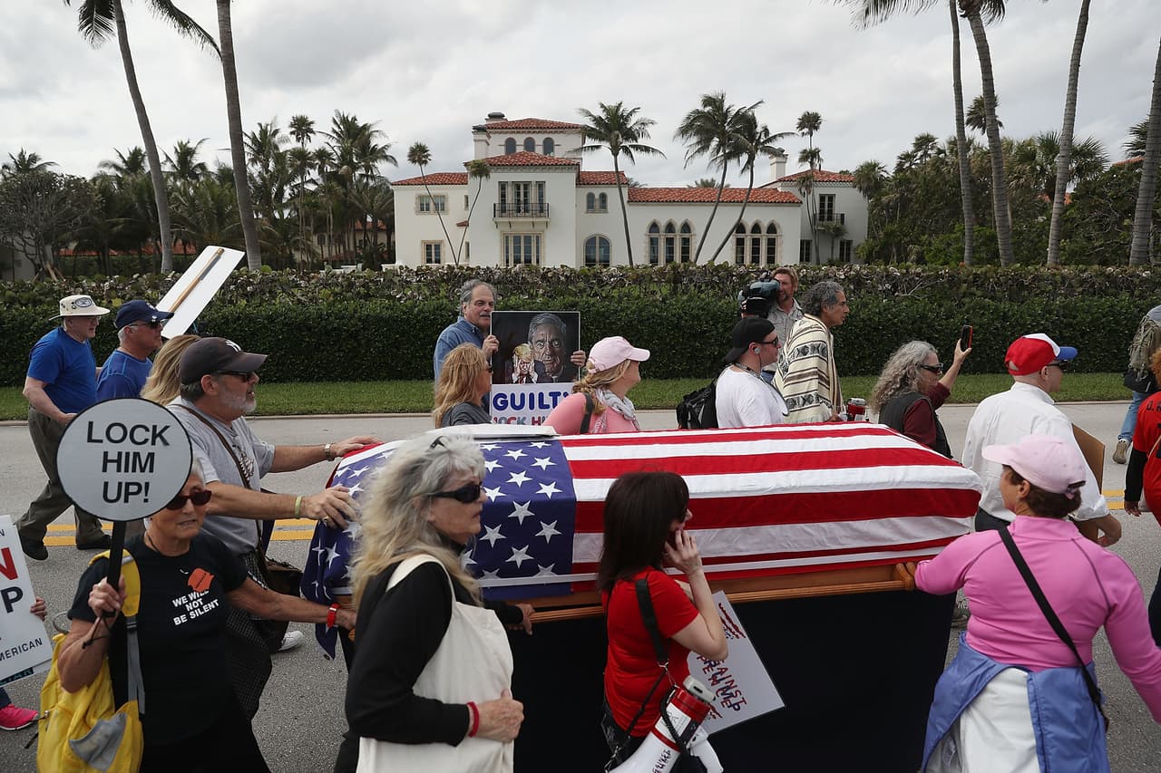 Un grupo de activistas lleva una urna por las calles de West Palm Beach, cerca de Mar-a-Lago, la propiedad conocida como la ‘Casa Blanca de invierno’ de la administración Trump.