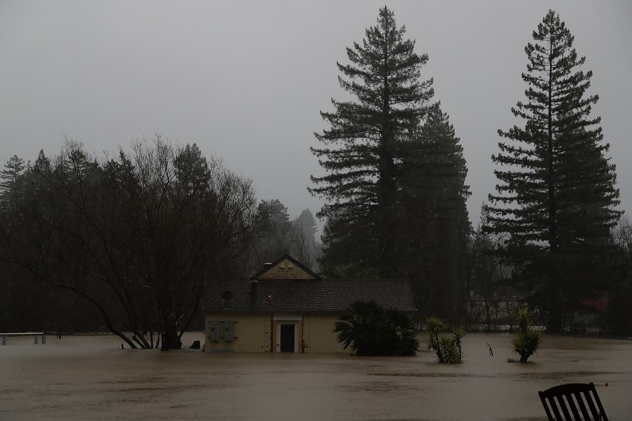 Una nueva serie de tormentas está trayendo fuertes lluvias e inundaciones a varios poblados como Guerneville y Forestville en el norte de California unos días después de que la lluvia y las tormentas de nieve golpearon la región trayendo una gran cantidad de agua que beneficiaría a California, un estado severamente afectado por la sequía.