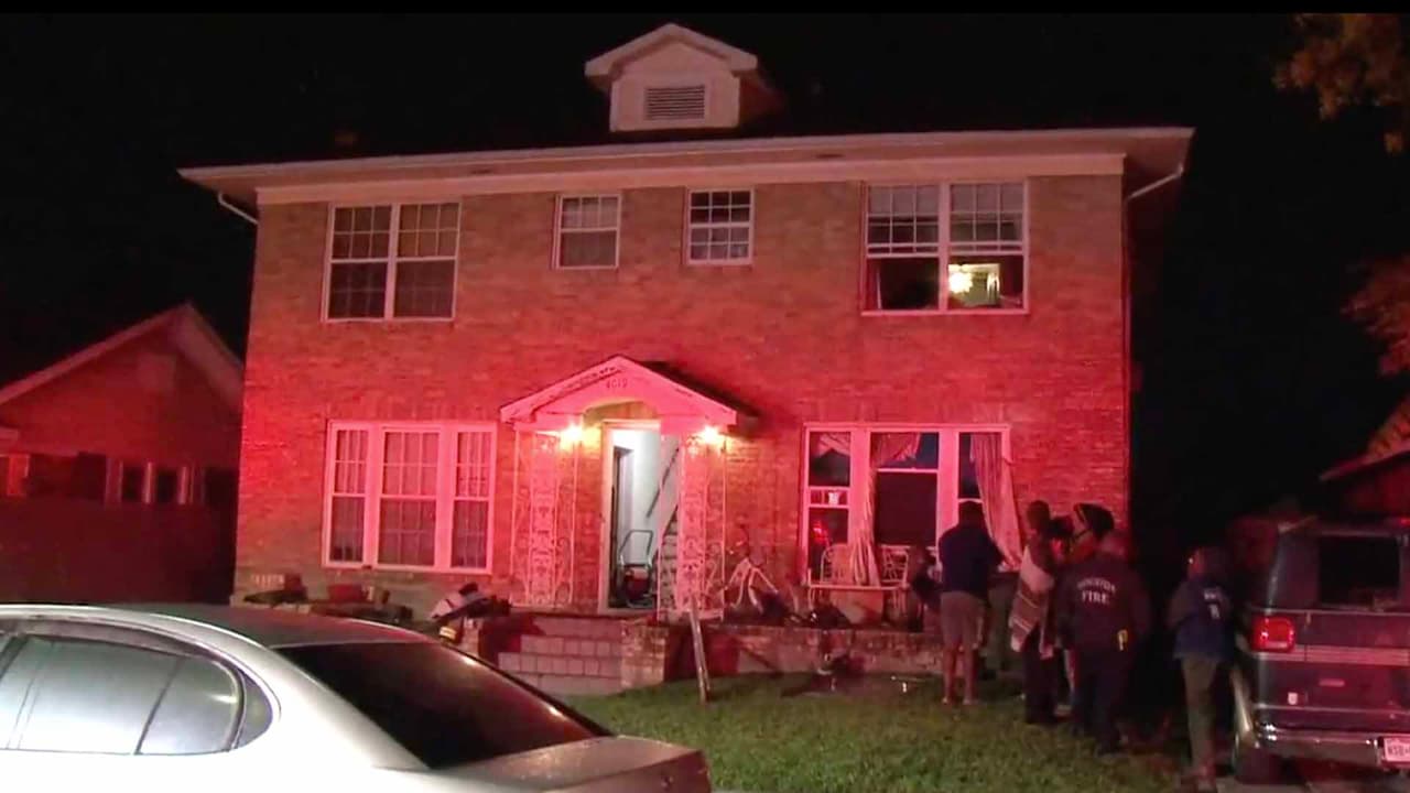 El baño de una casa se incendia mientras una mujer estaba bañándose con agua caliente en Houston