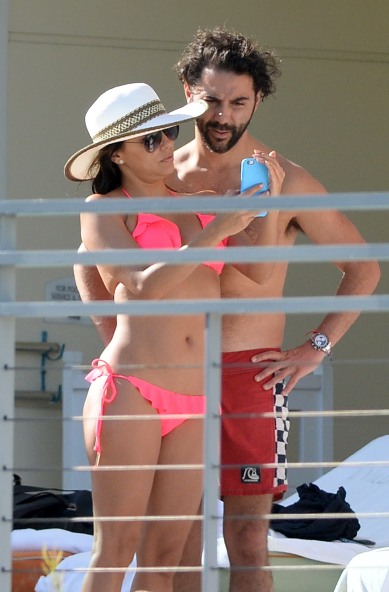Otra actriz que estuvo de vacaciones fue Eva Longoria, quien fue captada con su pareja luciendo un bikini en color rosa fluorescente.