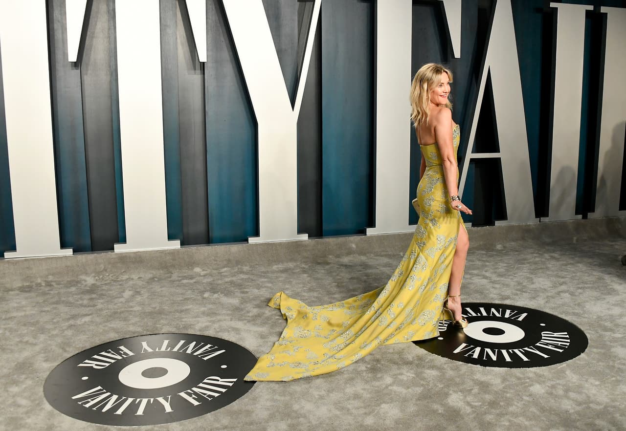 La actriz Kate Hudson utilizó un vestido de cola de Vivienne Westwood y acentuó su presencia con el color amarillo del diseño.