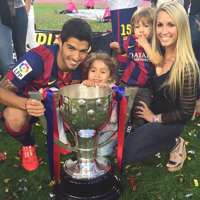Al igual que los demás jugadores, Suarez posa junto a sus hijos y familia frente al trofeo de la Champions League.