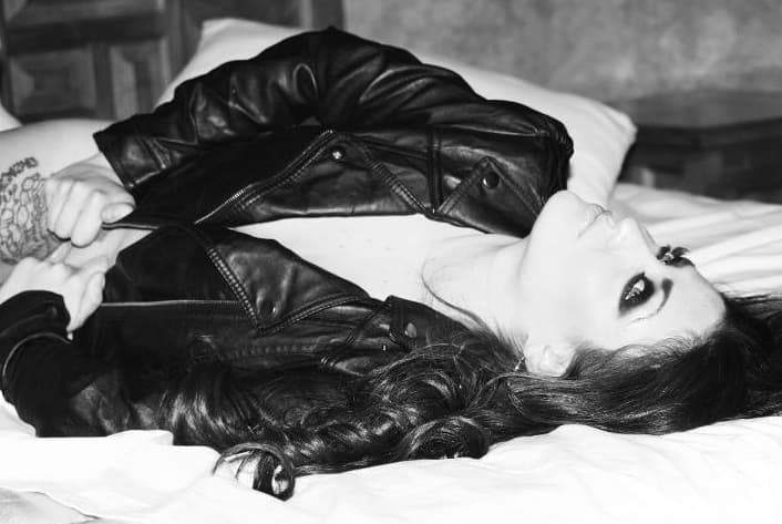 Aunque no siguió los pasos rockeros de su estrafalario padre, Celia no se quedó con las ganas y prefirió destaparse...