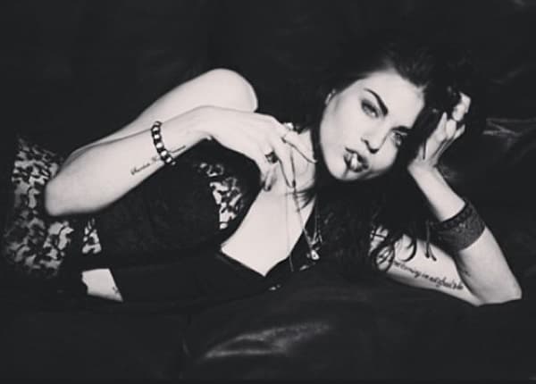 Su belleza es tan peculiar, que se complementa con su atrevida personalidad y sus encantos innatos.