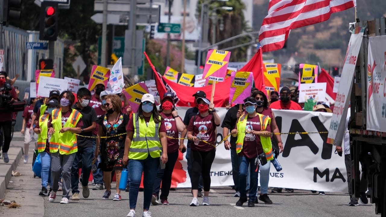 Leticia Gutiérrez, de Boyle Heights, afirmó que marchó “para apoyar
<b>a los inmigrantes, que son la columna vertebral de esta economía”</b>, una consigna común entre los manifestantes.