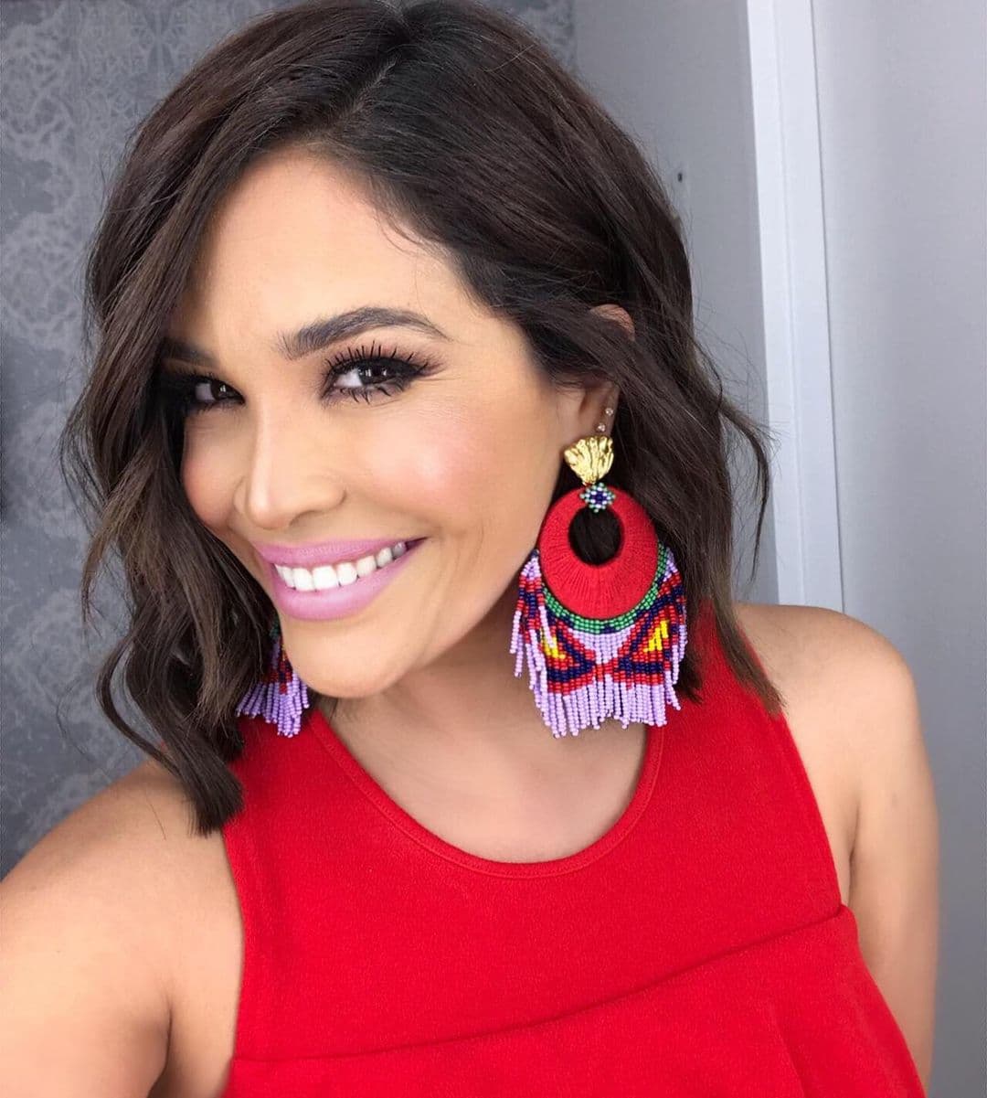 "Accesorios que me encantan", escribió Karla Martínez junto a esta foto en la que luce unos llamativos aretes con diferentes texturas.
