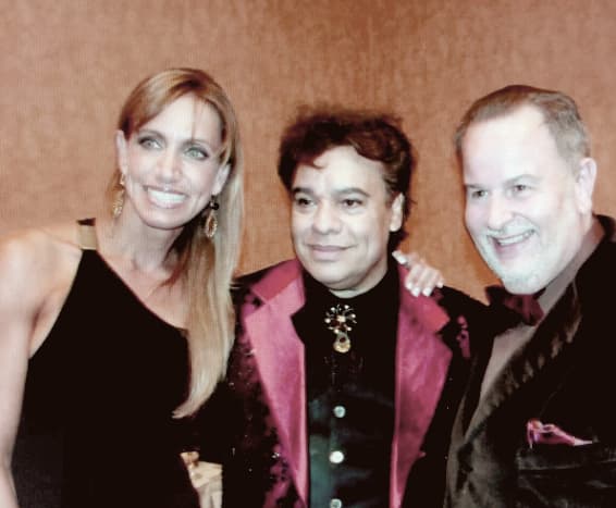 Durante los Latin Grammy 2009 Lili junto a Raúl conocieron a Juan Gabriel y terminaron por ser grandes amigos.