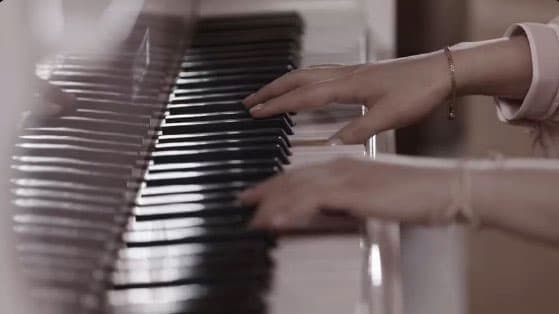 Mientras que 'Ana Laura Álvarez del Castillo' es una magnífica pianista.