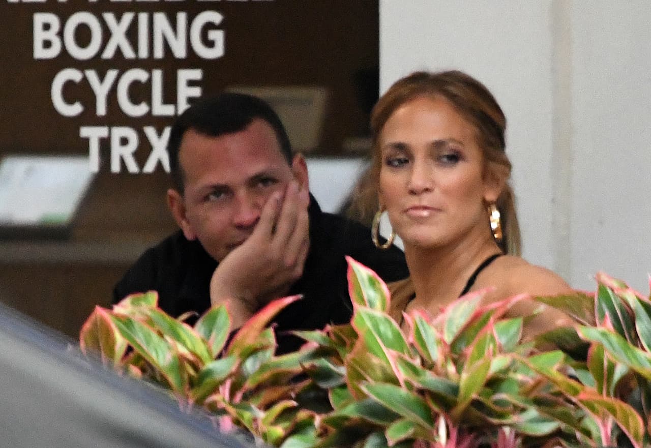 Lo que sí quedó claro fue que no le prestaron su carro al individuo, pero sí le dieron un minuto de su atención antes de que ella tomara un vuelo rumbo a Las Vegas donde a partir de las 9:00 de la noche se parte el lomo luciéndose sobre un escenario, desde este viernes hasta el domingo.