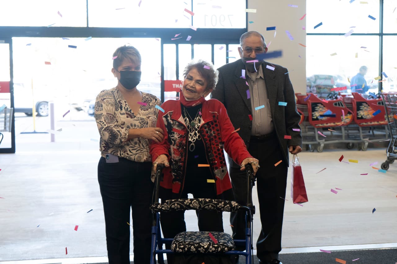 La concejal de la ciudad de Austin, Paige Ellis, presentó a Ofelia García, de 84 años, una proclamación que declara el 22 de diciembre de 2021 como el Día de Ofelia García en la ciudad de Austin.