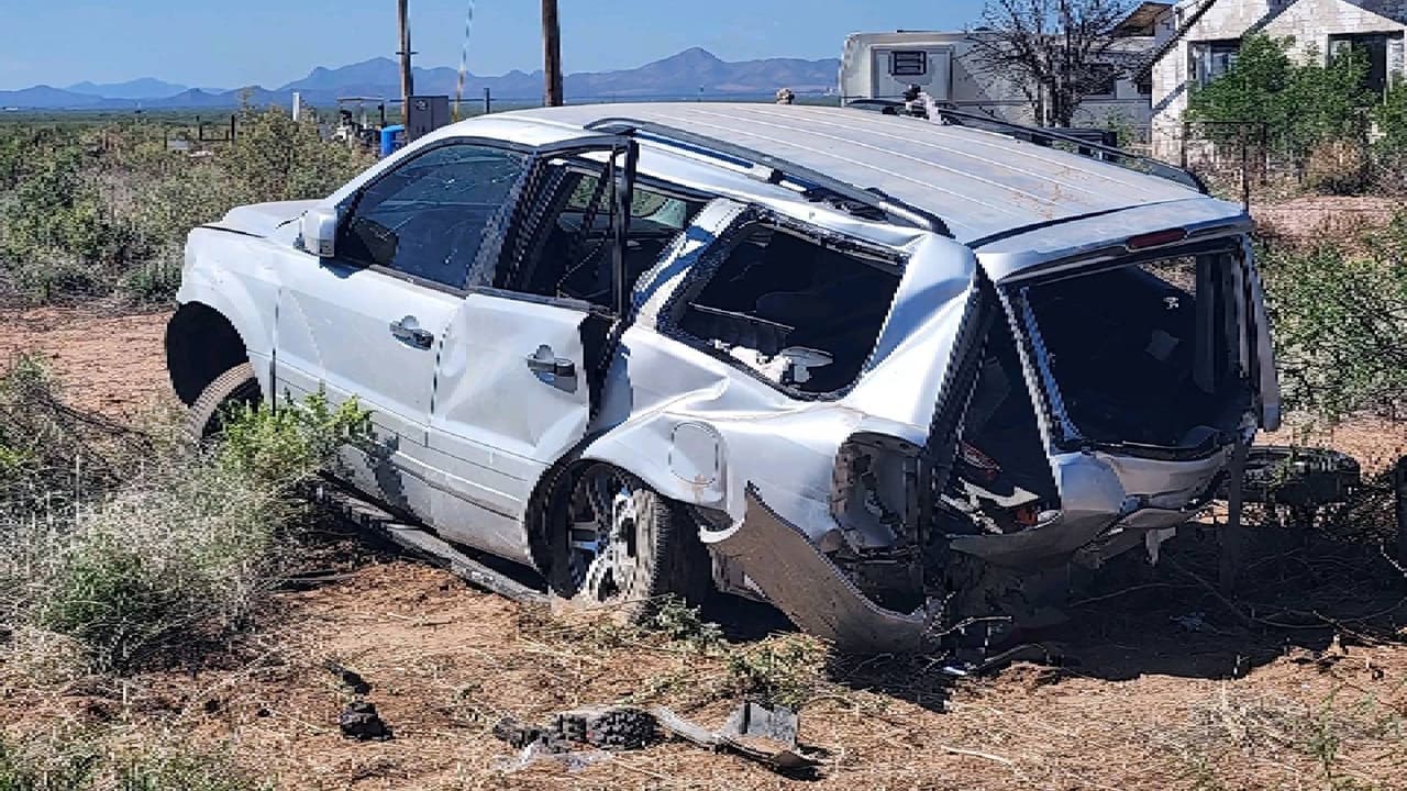 Ocho migrantes resultan heridos tras persecución que terminó en accidente en Arizona