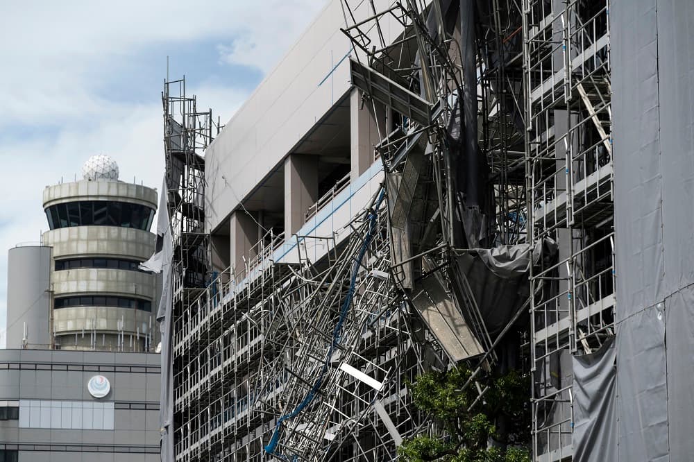 Varios aeropuestos internacionales que sirven a Tokio se vieron fuertemente afectados por los vientos. En la imagen, el aeropuerto de Haneda, donde numerosos andamios se cayeron por el tifón. Por su parte, en el aeropuerto internacional de Narita, al este de Tokio, unas 17,000 personas quedaron bloqueadas allí por la falta de transportes por el paso del más reciente tifón.