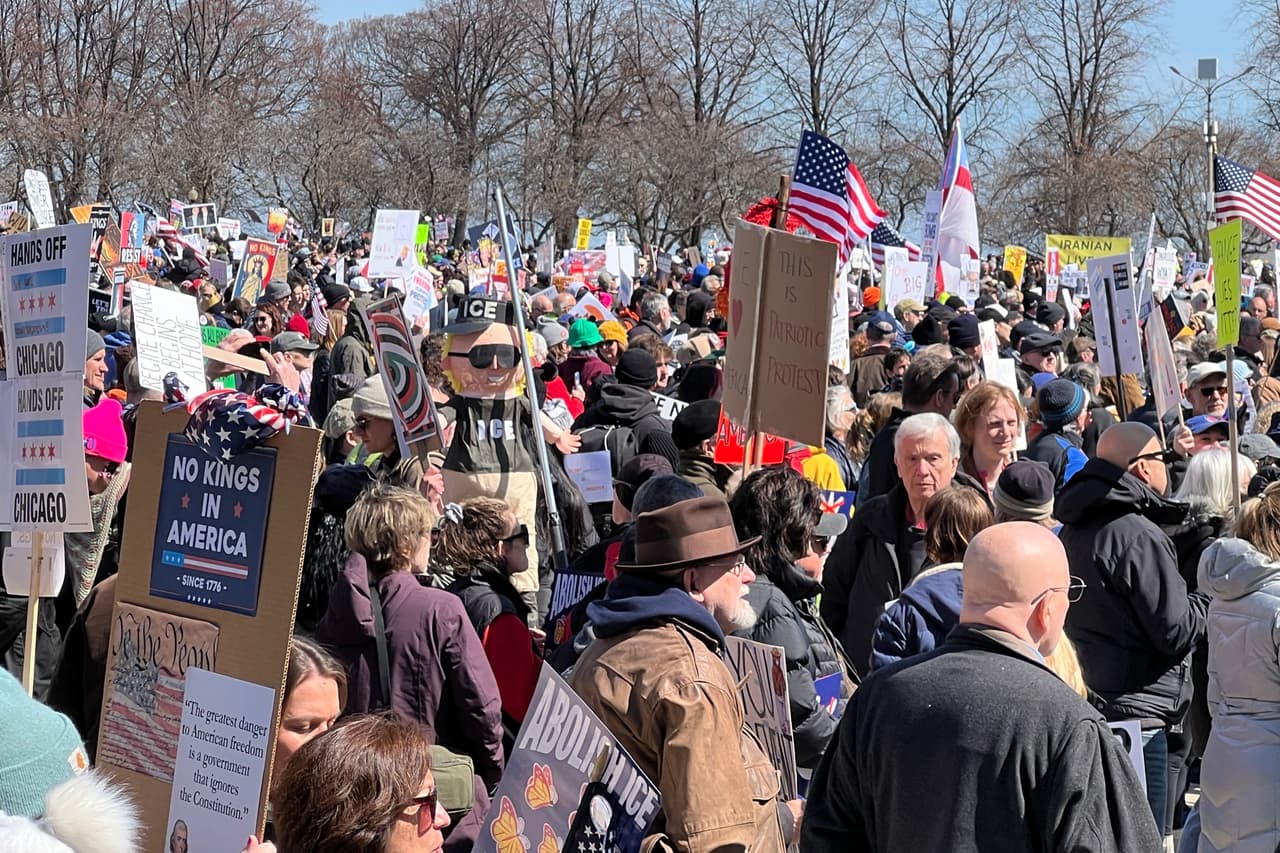 Ciudadanos alzan banderas y gritan “Fin a ICE” en una de las protestas más concurridas de No Kings en Chicago.