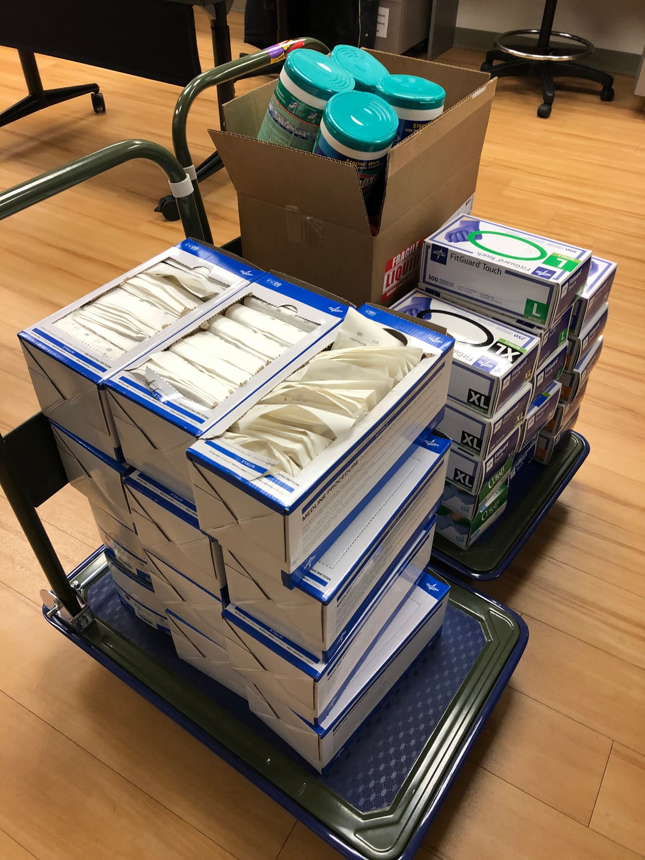 "Creemos que donar nuestro equipo de protección personal nuevo es lo correcto para apoyar a nuestra comunidad local. También es una forma de expresar nuestro agradecimiento hacia los socios clínicos de DePaul por su apoyo al aprendizaje de los estudiantes a través de los años", dijo Jennifer Wronkiewicz, decana asistente de la Escuela de Ciencias y Salud.