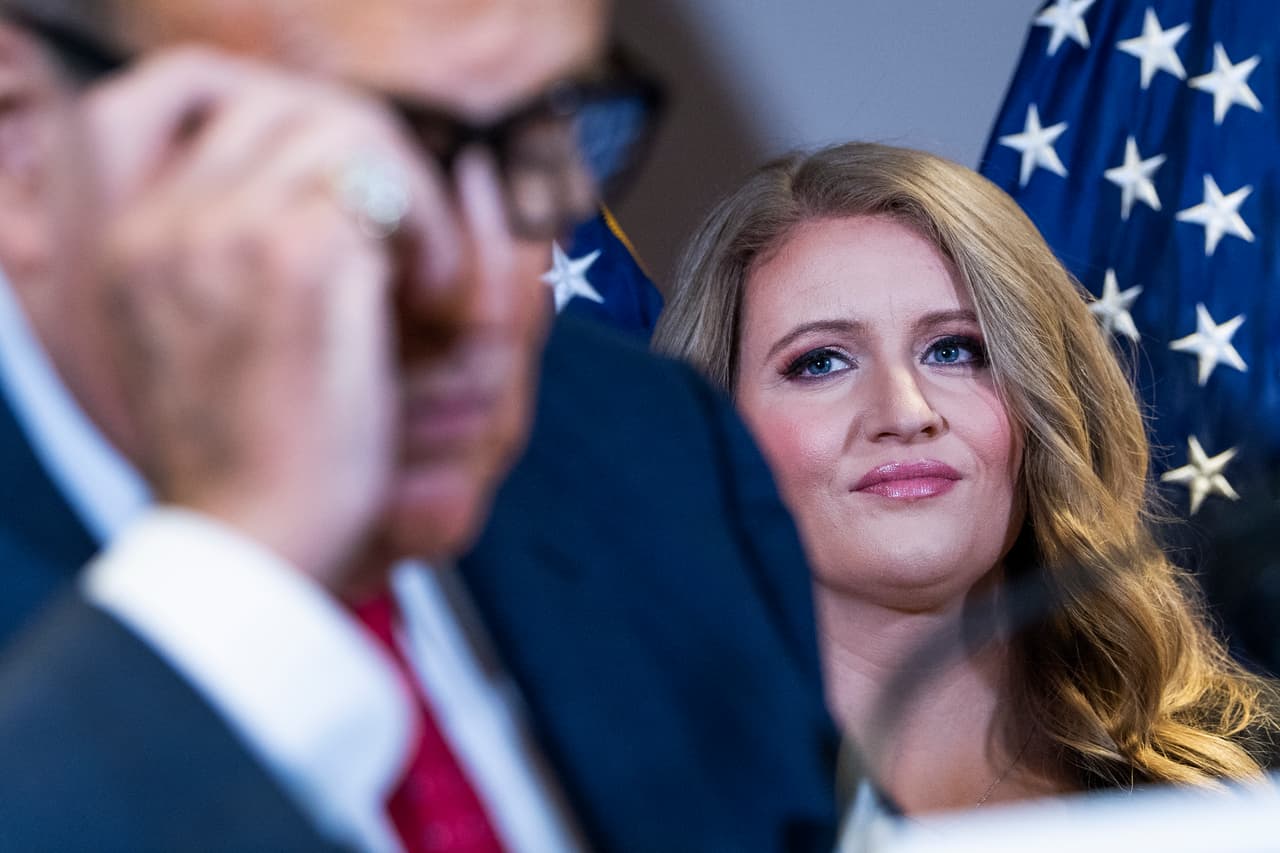 Incluso el personal de la campaña de Trump opinió acerca del incidente, y los comentarios entre risas quedaron captados en el 
<a href="https://www.youtube.com/watch?v=N95D3HTSoFU&feature=emb_title" target="_blank">audio de fondo de una grabación</a>. "El tinte de pelo de Rudy goteando por su cara", se escuchó decir a un hombre.