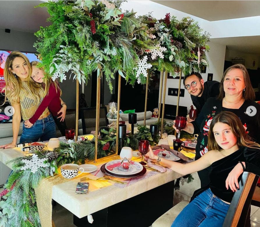 "Pero finalmente te vas a adaptando a los cambios que te va trayendo la vida y ahora abrazo ese cambio y 
<b><a href="https://www.univision.com/famosos/geraldine-bazan-se-pone-romantica-en-paris-y-envia-un-mensaje-de-amor-pero-sin-destinatario-fotos" target="_blank">también tengo tiempos para mí</a></b>", dijo. 
<br>