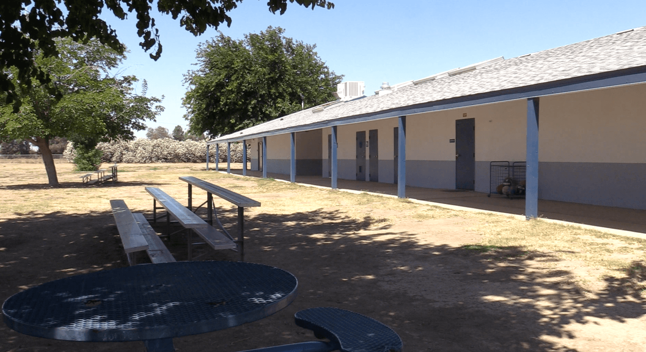 Los estragos de la sequía están causando que familias abandonen la región lo que podrían causar que 
<b>escuelas pudiera hasta cerrar sus puertas permanentemente.</b> Tal es el caso de la escuela primaria “Westside” en la comunidad rural de Five Points, en el condado de Fresno.