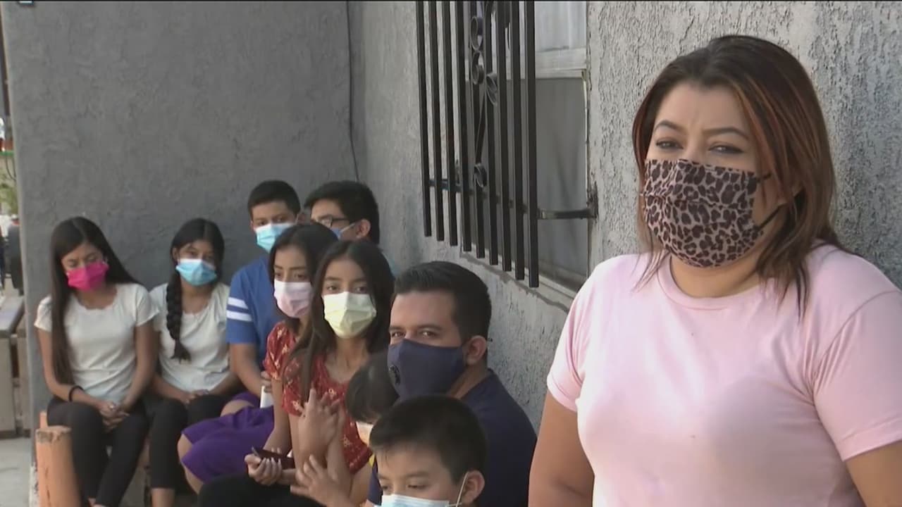 Ante la impotencia y la imposibilidad de encontrar una solución para su situación, Irma Esparza contactó a 
<a href="https://www.univision.com/local/los-angeles-kmex/">Univision Los Ángeles.</a> 
<b>“Nos quedamos sin casa hace un año”, </b>dijo Irma, pidiendo ser ayudada de alguna manera al relatar la travesía de discriminación que habían sufrido por tener una familia numerosa.