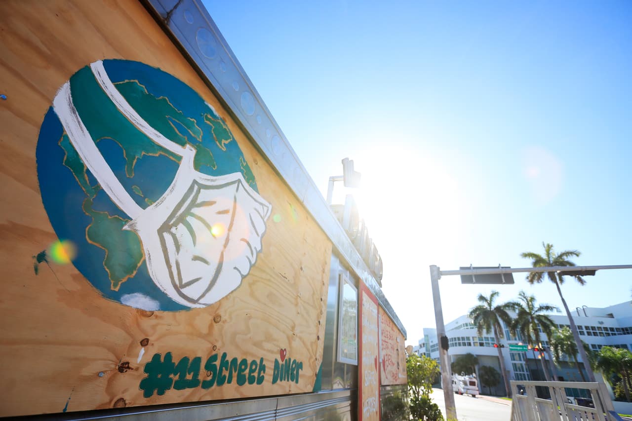 En esta imagen se representa al planeta con una mascarilla, como una forma de pedirles a todos que permanezcan seguros.
<br>