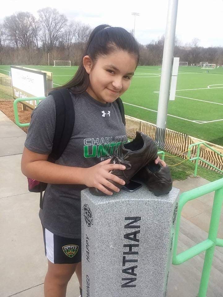 Maylin Ramos mide alrededor de 5 pies de altura, tiene cabello y ojos negros, piel morena clara y es alumna en la Kennedy Middle School en el condado Mecklengburg en Charlotte.