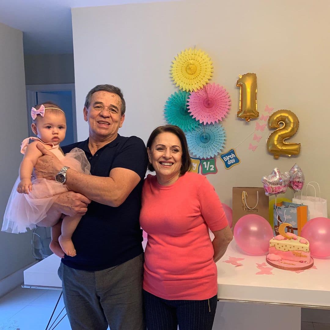 Los papás de Carolina conscienten a Chloé mientras ella nos presenta los títulares de actualidad en la televisión, por lo que fueron parte esencial del festejo.