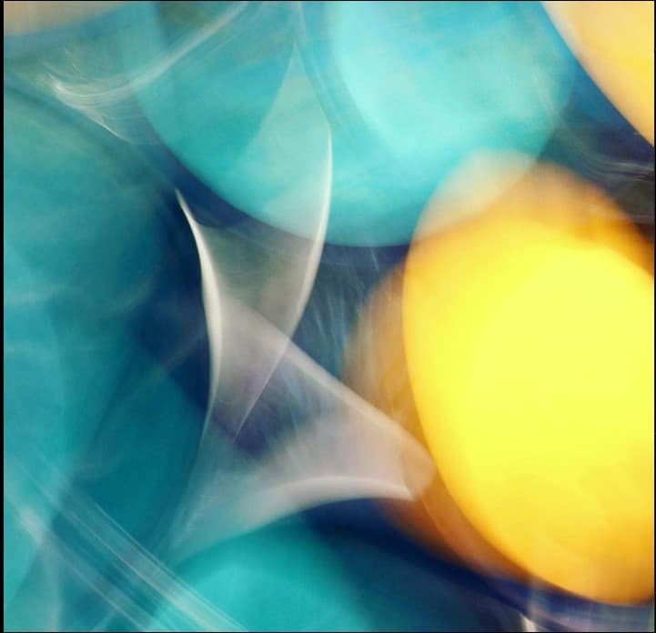 Joanna Proffit, por su parte, logra su obra con el movimiento de cámara intencional.