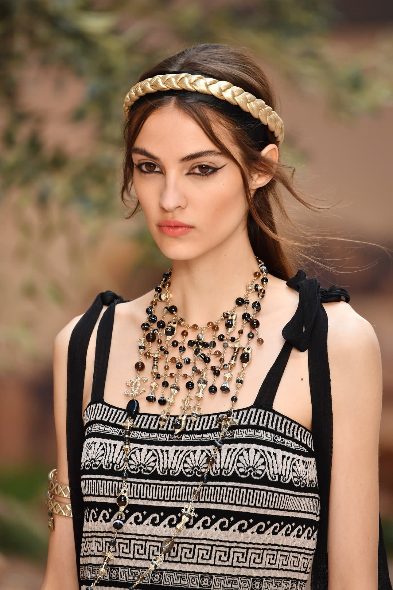 Para la alfombra de este año, esperamos ver a las famosas luciendo la tendencia favorita de los diseñadores esta temporada: el 
<b>graphic eyeliner</b>, tal y como lo lucieron las modelos de Chanel en su desfile Cruise 2017/2018.