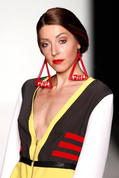 La importancia de los aretes es no usar los que son similares a la forma de tu rostro, pues lo que se busca es enmarcar la cara y darle proporción.