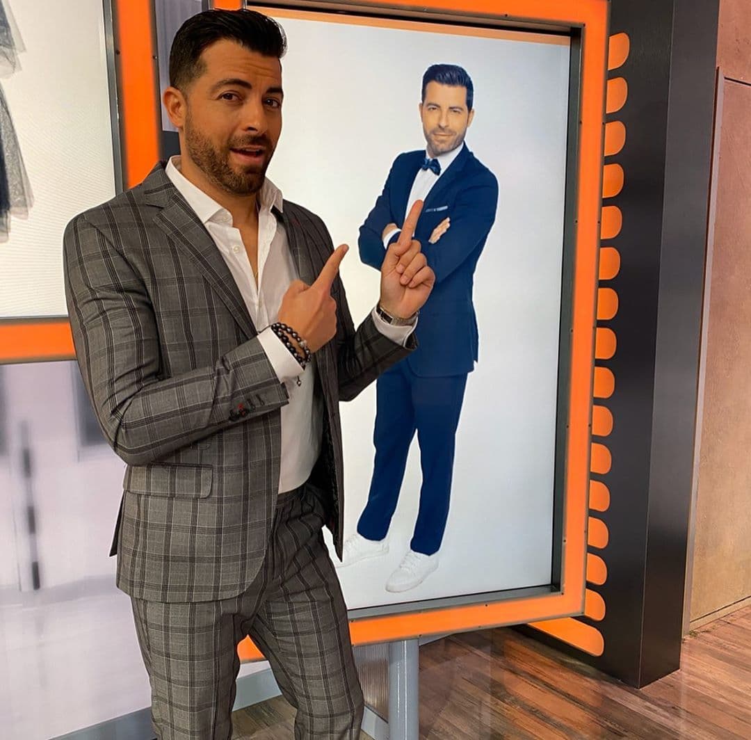 El español está preparado para entrevistar, apapachar, dar ánimo y hasta jugar con los Pequeños Gigantes detrás del escenario.