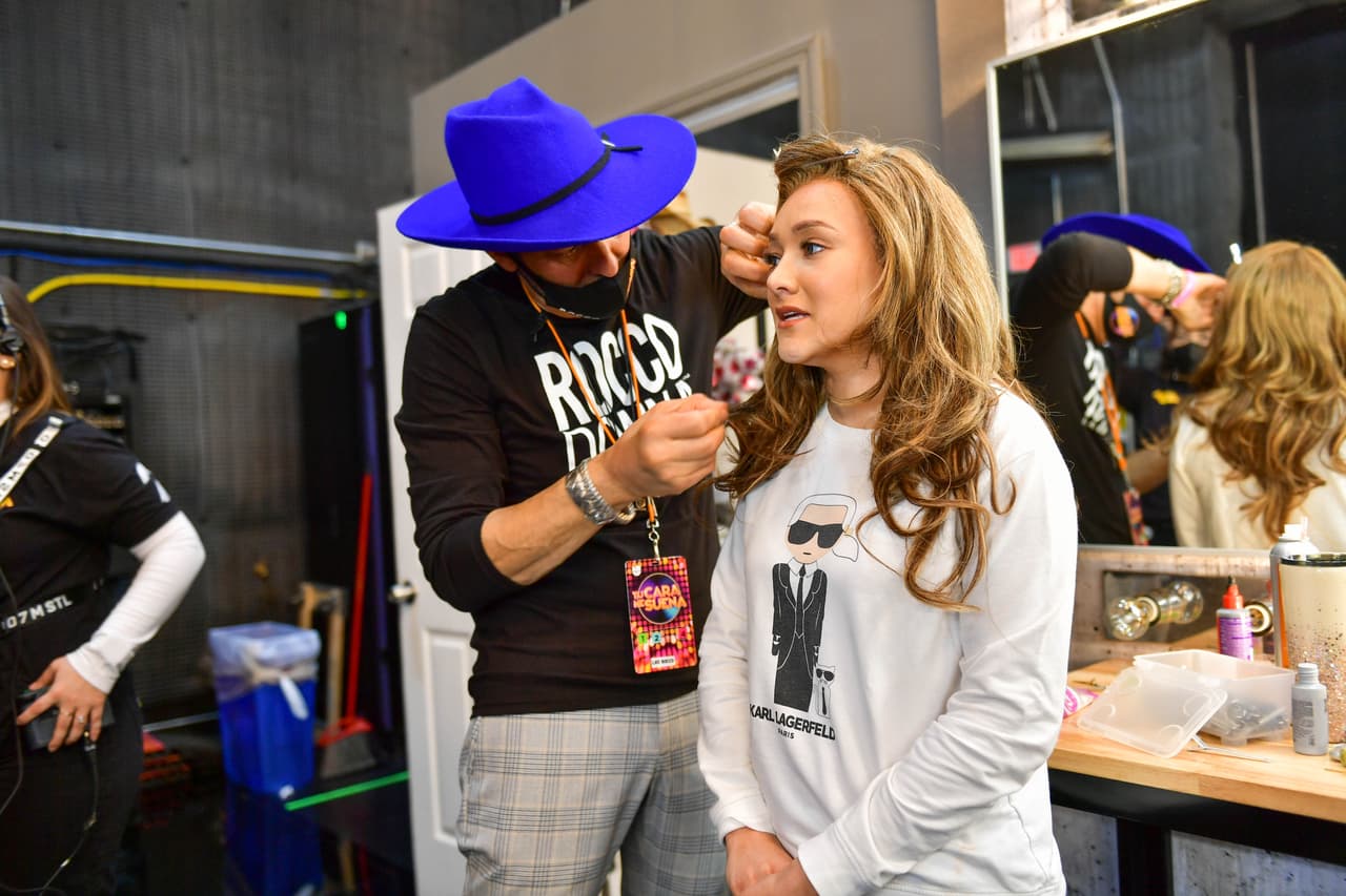 Posteriormente tocó el turno a 
<b>Sherlyn</b>, quien realizó un viaje a la década de los '90 con su transformación en Fey y para ello utilizó una peluca de color más claro y hasta pupilentes.