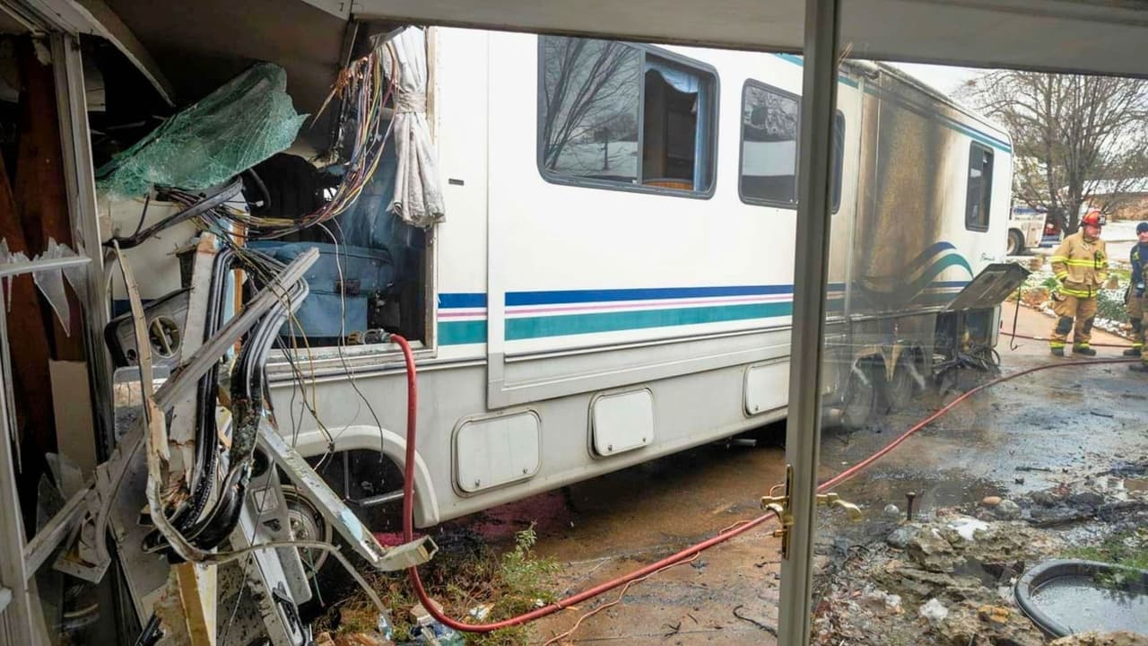 <b>Monitorea el estado del tiempo y las condiciones meteorológicas:</b>
<ul>
 <li>Mantente actualizado con las previsiones del tiempo, sobre todo si se esperan heladas o nevadas. El hielo en las calles y árboles caídos pueden interrumpir el suministro eléctrico o causar accidentes.</li>
</ul>