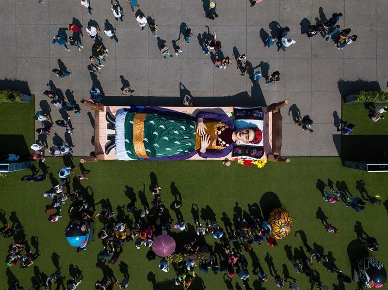 Frida Kahlo es una mujer que marcó un rumbo de los movimientos feministas en el país, que determinó que no existe ningún impedimento físico para realizarse, ya que a través de la pasión e imaginación “puedes seguir adelante", dijo Paola Félix Díaz, titular del Fondo Mixto de Promoción Turística de la Ciudad de México.