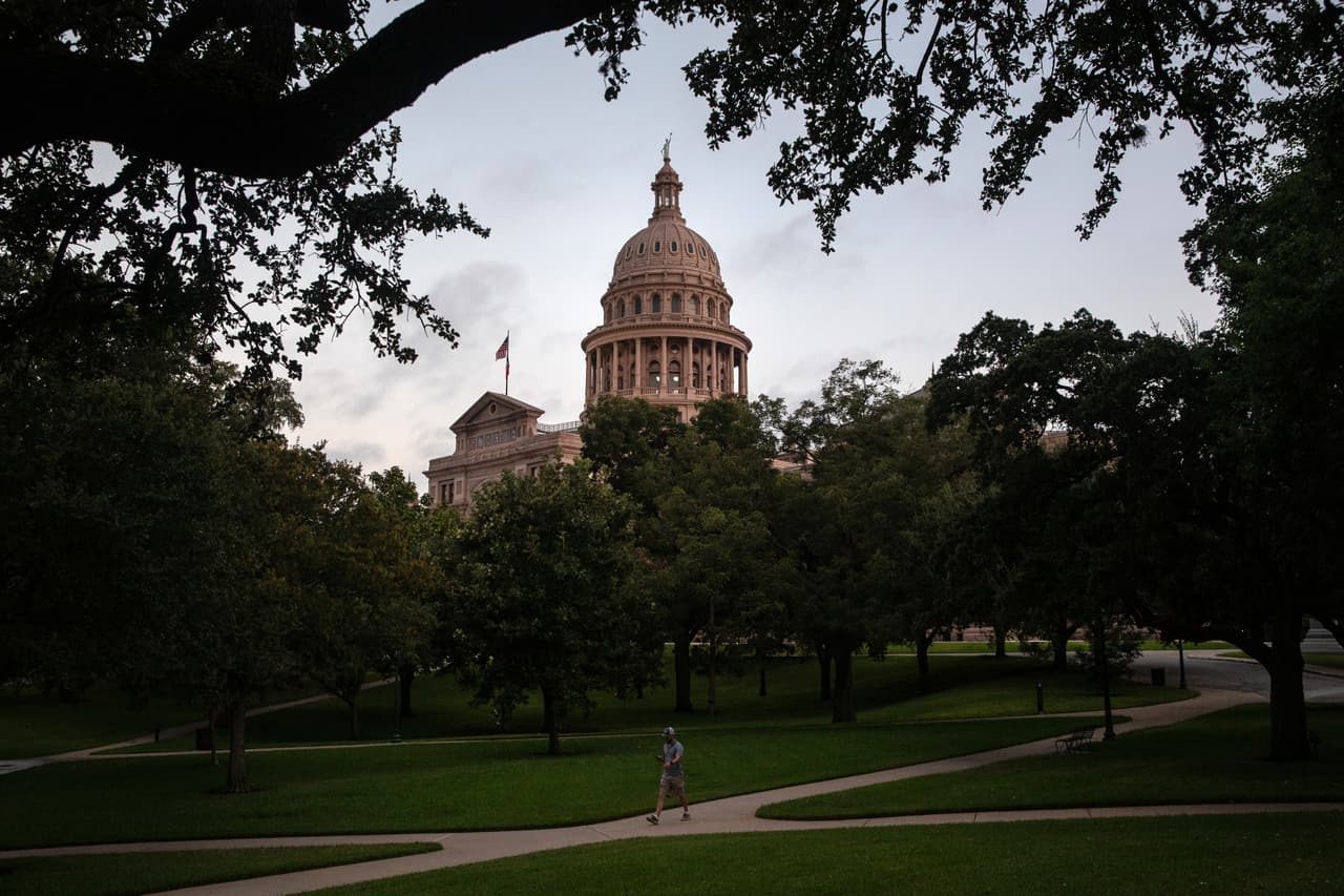 <b>HB 4- Cambios a los distritos para elegir representantes en el Senado </b>
<br>
<br>Esta nueva medida rediseña los distritos de los cuales se eligen los miembros del Senado de Texas. La ley se aplica a partir de las elecciones primarias y generales de 2022.