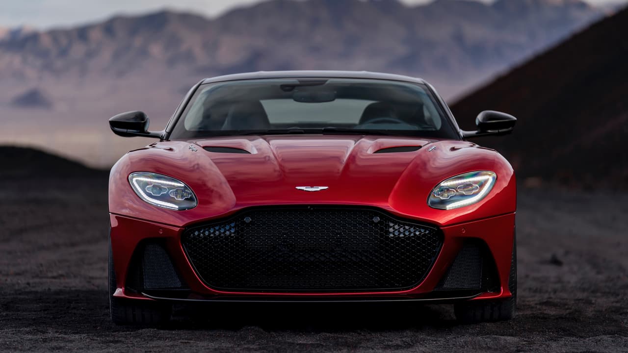 El Aston Martin DBS Superleggera 2019 cuenta con un diferencial de deslizamiento limitado mecánicamente y con control vectorial de torque para un control exacto en su maniobrabilidad. 
<br>