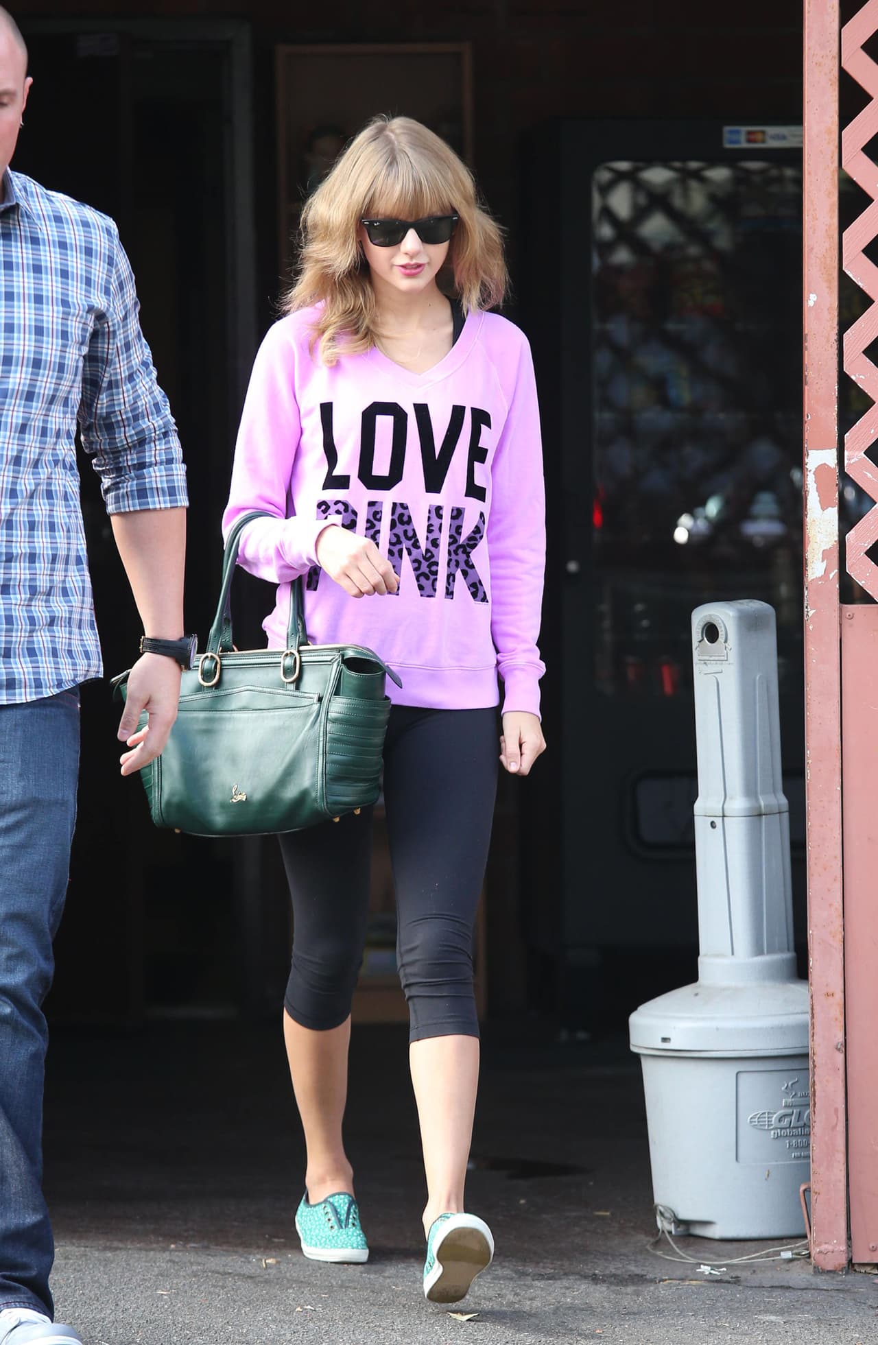 Nos queda claro que Taylor Swift ama el rosa. Escoge sudaderas en este color en tu estilo favorito, las 'oversize' pueden ser perfectas para un día en el que no tengas tantas ganas de pararte a preparar tu atuendo para ir a la escuela.
